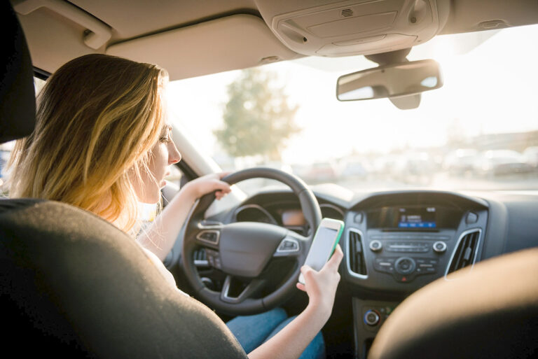 佛州立法禁止駕車時打短信